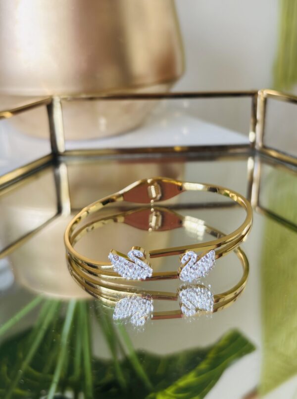 Swan Éclat Bangle