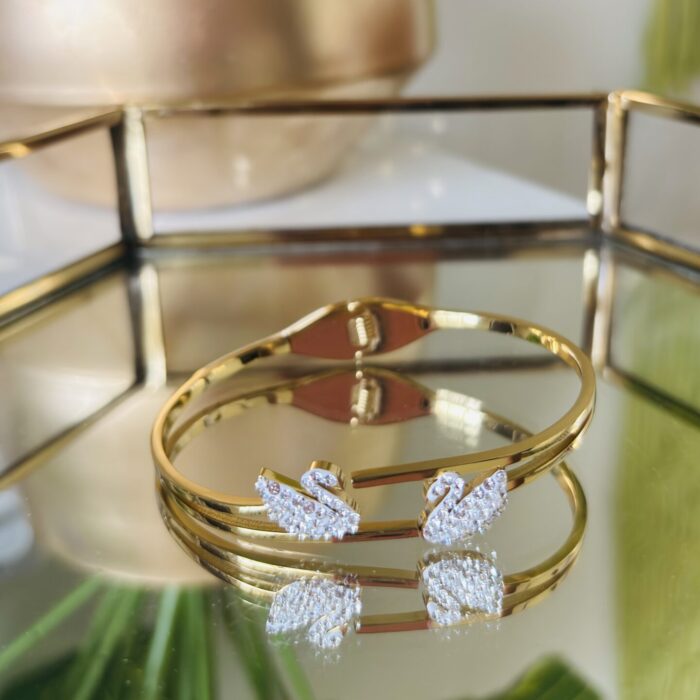 Swan Éclat Bangle